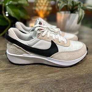 Like new Nike Waffle debut size 9 in excellent preowned condition